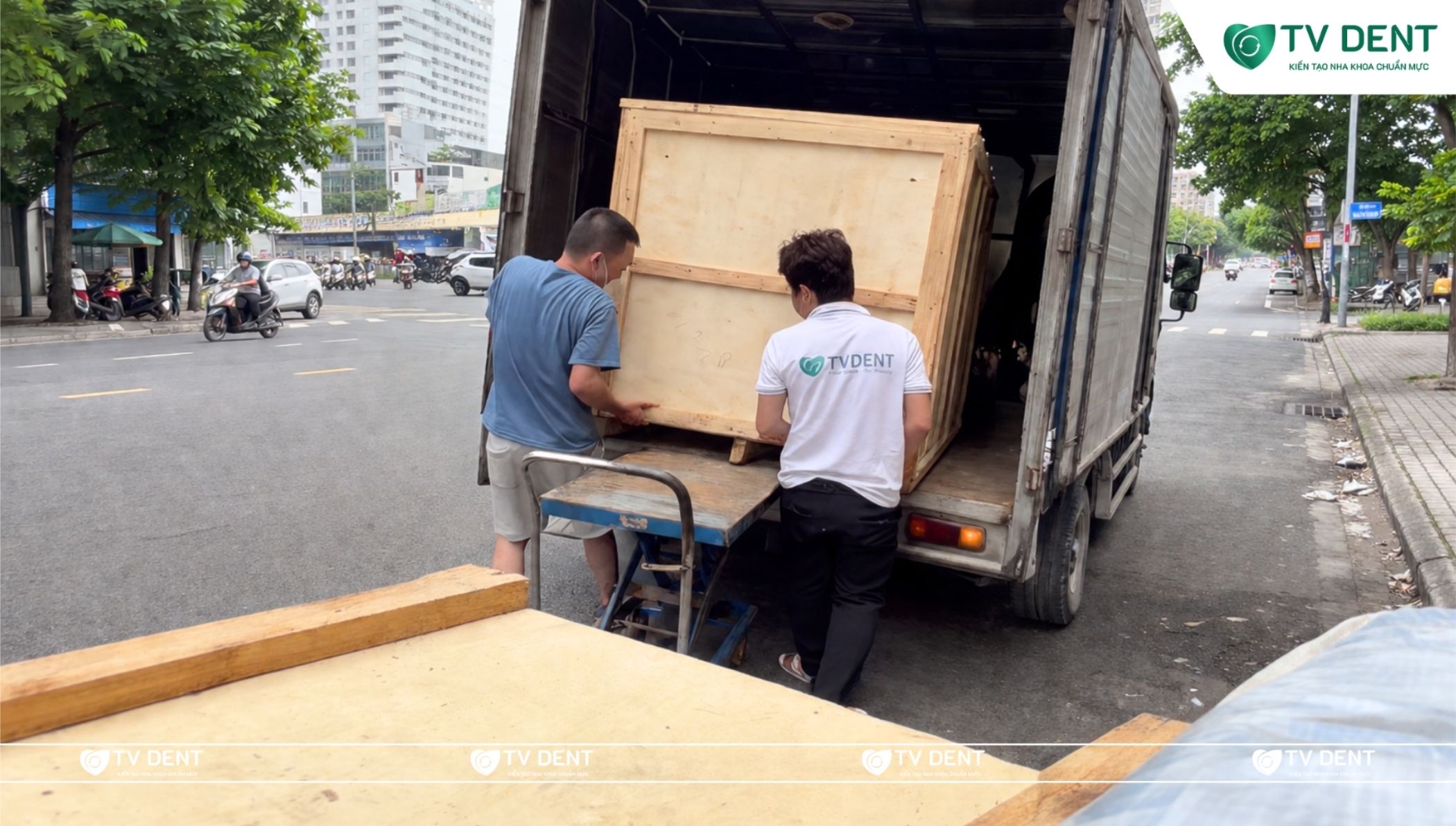 Đội ngũ kỹ thuật TVDENT vận chuyển, bốc xếp ghế nha khoa Anye AY-215 C3 từ xe tải xuống.