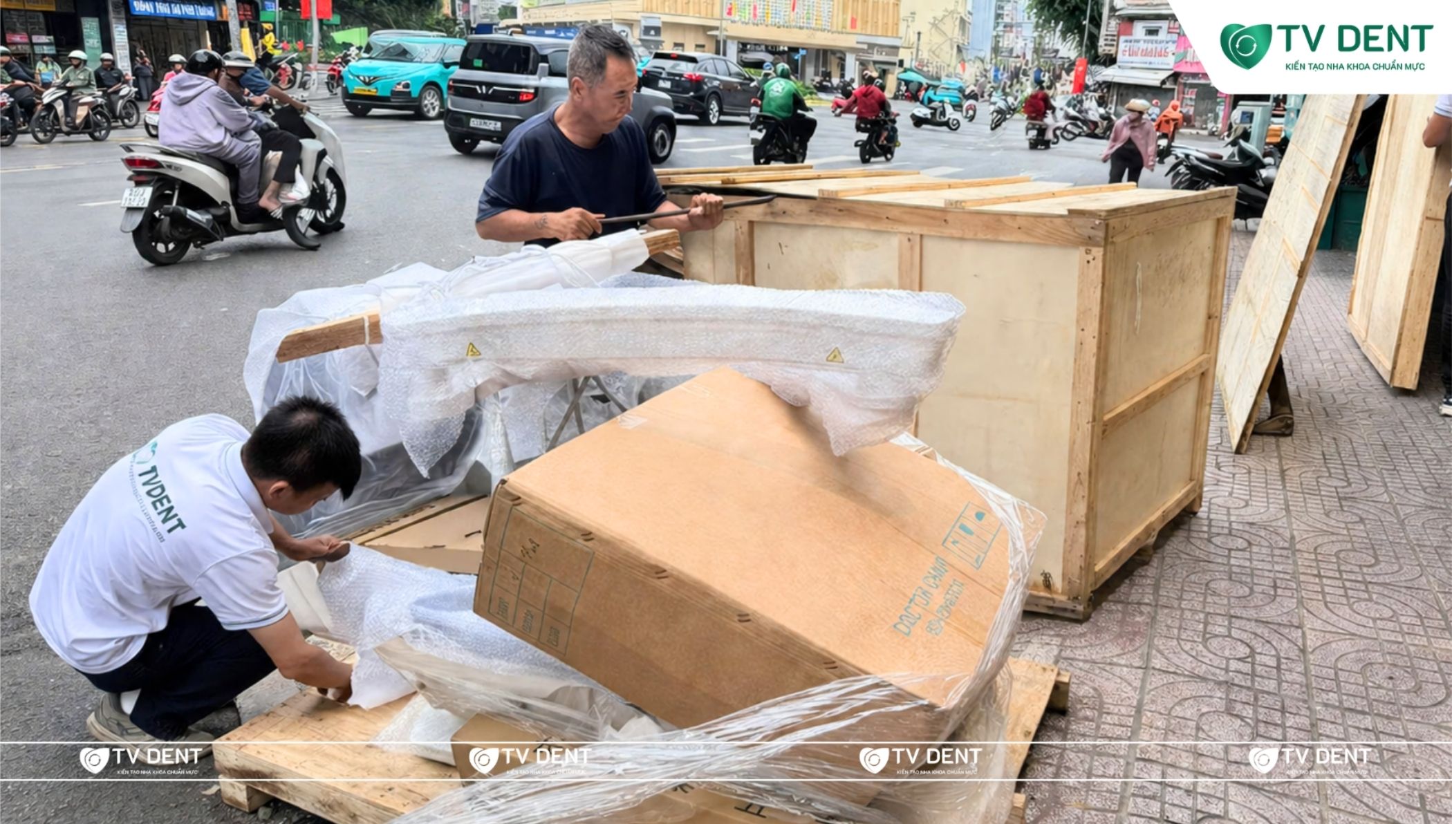 Kỹ thuật viên TVDENT tháo dỡ kiện gỗ ghế nha khoa Anye AY-215 C3 trước khi đưa vào Nha khoa 3C
