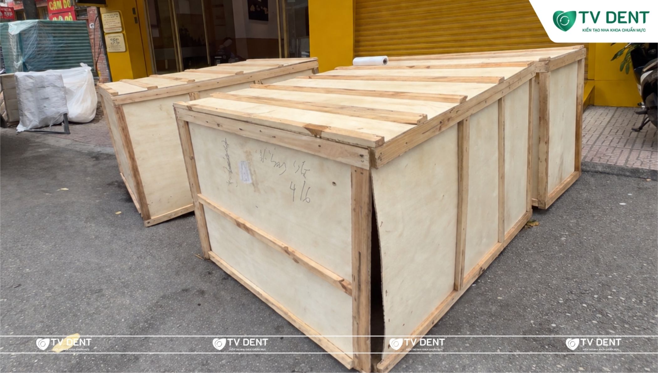 Kiện gỗ đóng gói ghế nha khoa Anye AY-215 C3 trước khi vận chuyển đến Nha khoa 3C