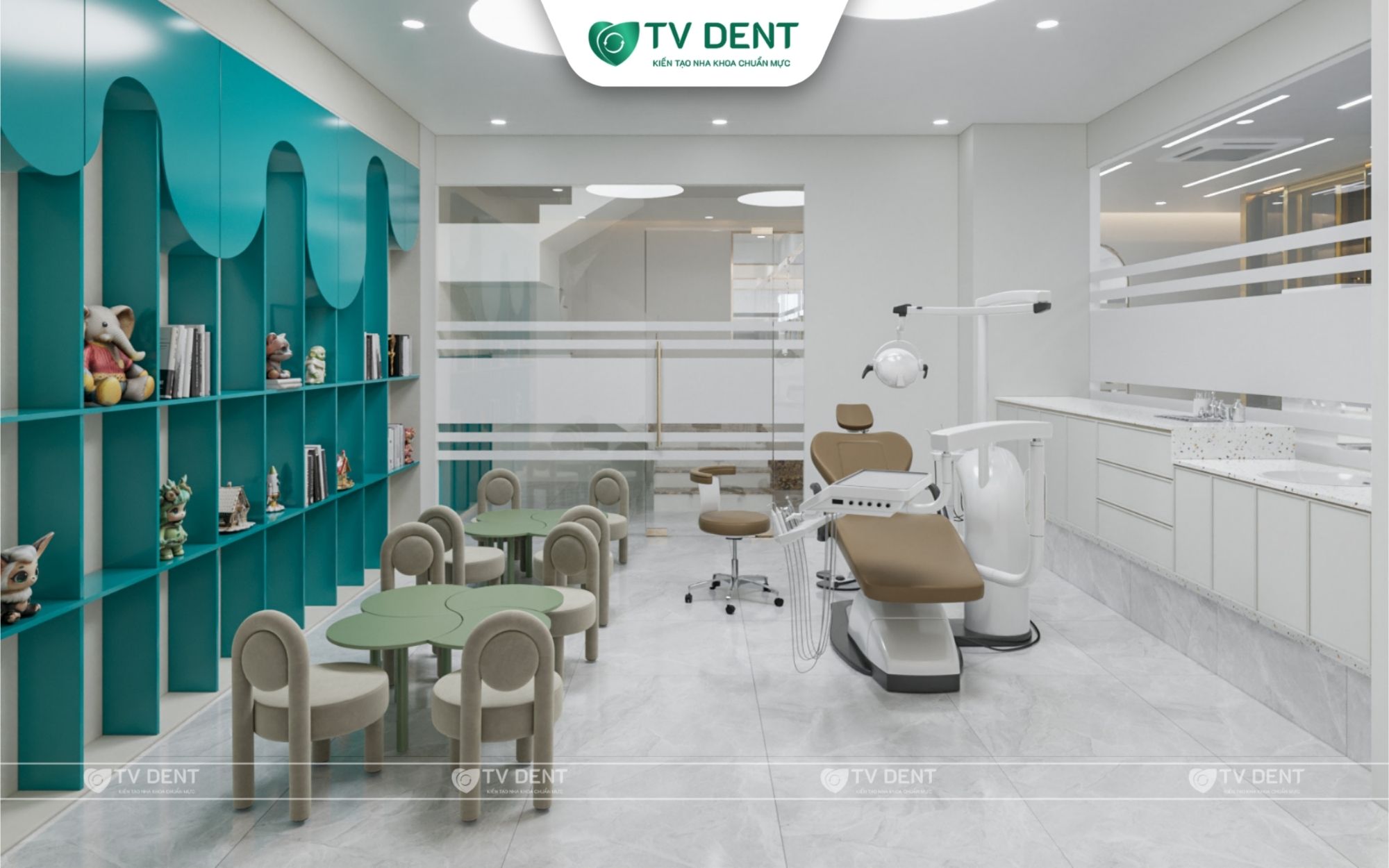 Khu điều trị nha khoa trẻ em với kệ xanh ngọc uốn lượn, bàn ghế mini và ghế nha khoa tại Nha khoa Trần Gia