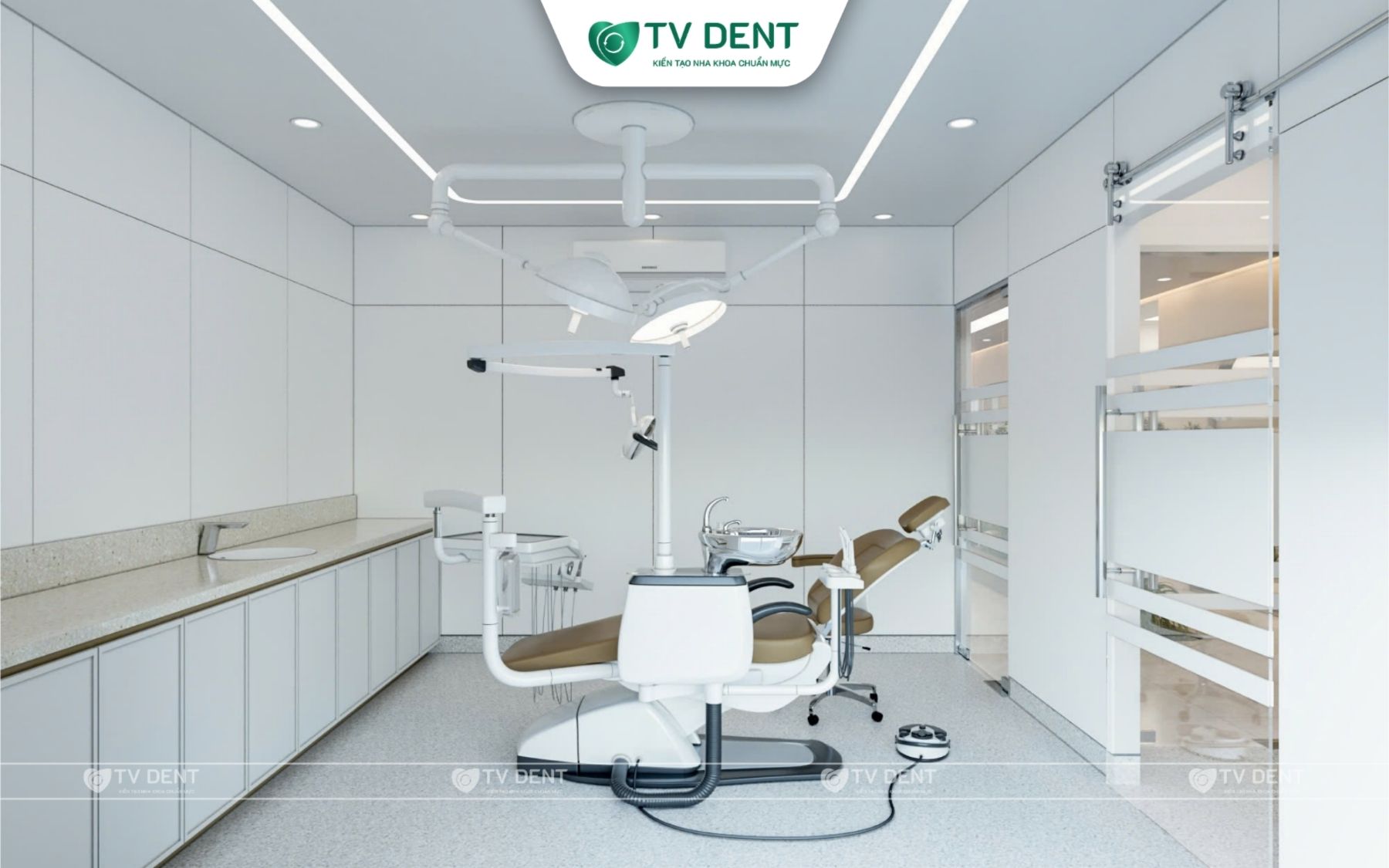 Phòng điều trị nha khoa tông trắng với đèn khám lớn, ghế nha khoa và cửa kính trượt tại Nha khoa Vạn Thành